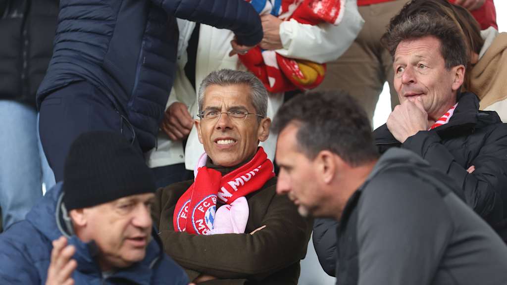 Michael Diederich, stellvertretender Vorstandsvorsitzender des FC Bayern, im Publikum am FC Bayern Campus.