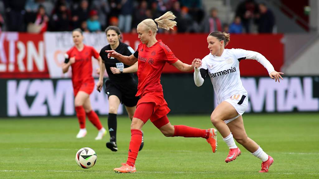 Pernille Harder von den FC Bayern Frauen im Spiel gegen Leverkusen im Zweikampf.