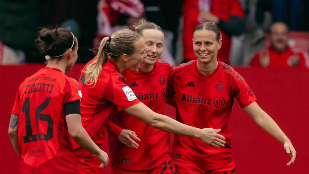 Die FC Bayern Frauen jubeln nach dem Führungstor.