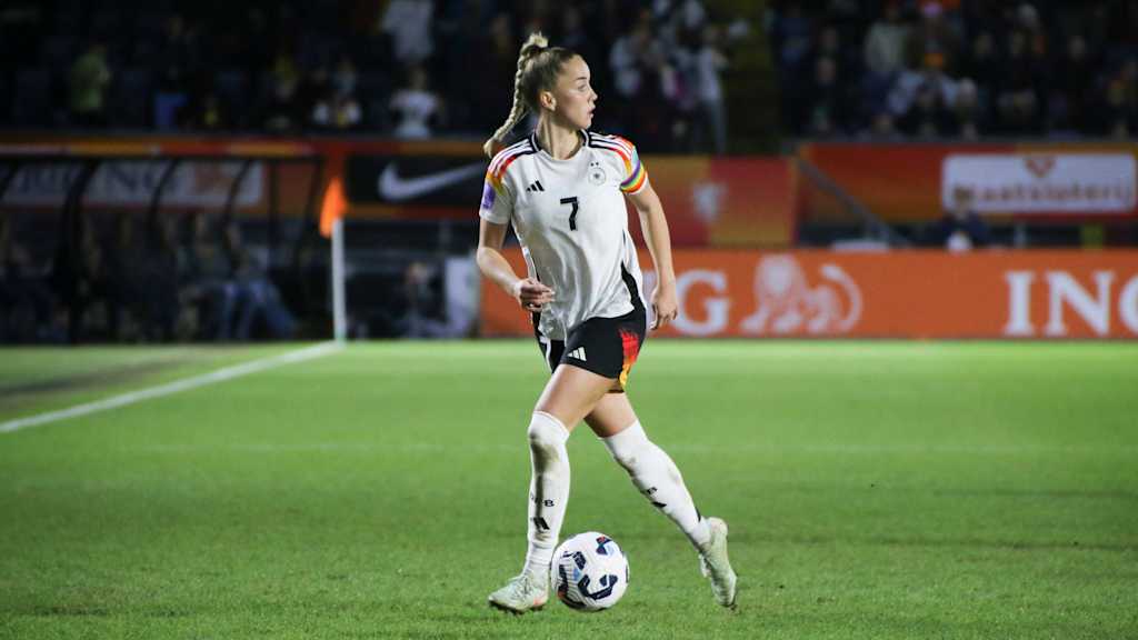 Giulia Gwinn im Trikot der deutschen Nationalmannschaft mit Kapitänsbinde am Arm.