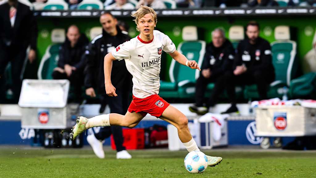FCB-Leihgabe Frans Krätzig mit dem Ball am Fuß im Spiel gegen Wolfsburg