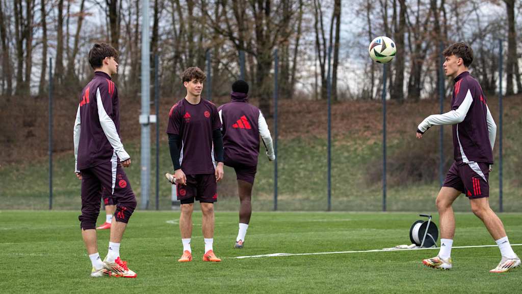 FCB-U19-Spieler Louis Richter jongliert den Ball am FC Bayern Campus.