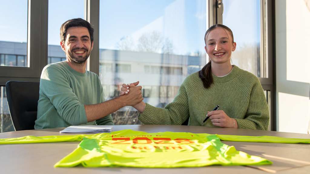 Sophie Klein bei der Vertragsunterschrift beim FC Bayern neben dem Technischen Leiter Francisco De Sá Fardilha.