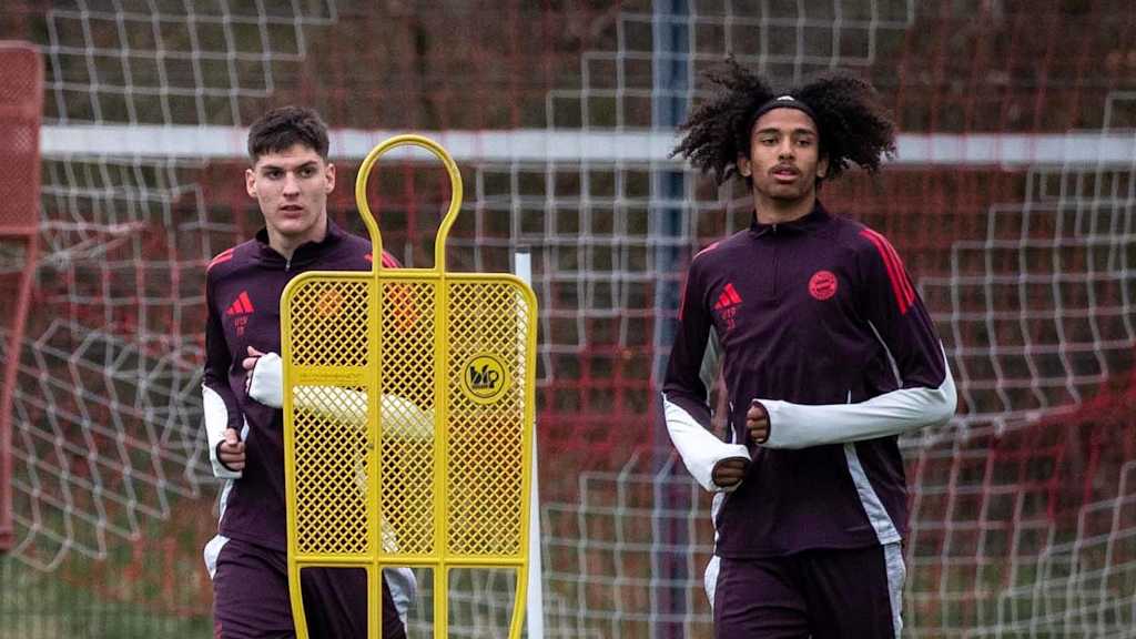 Die FCB-U19 läuft im Training am FC Bayern Campus über den Platz.