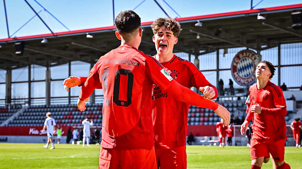 Spielszene aus dem Duell FC Bayern U19 gegen FC Schalke 04 U19