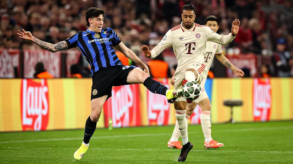 Michael Olise im Zweikampf mit Inters Bastoni