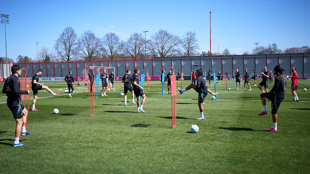 Spieler beim Aufwärmen im Training des FC Bayern