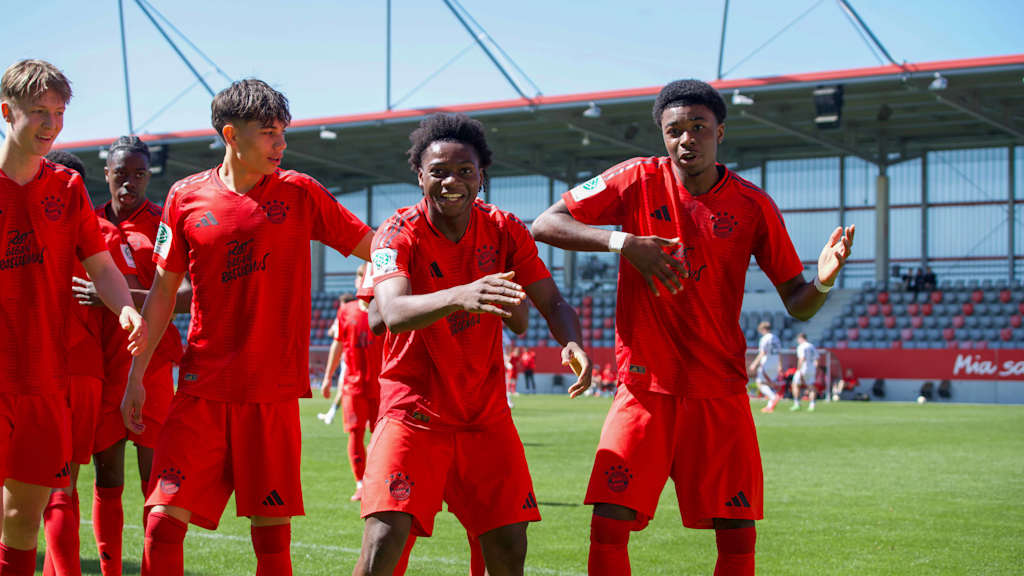 Frank Egwuatu und Allen Junior Lambe aus der FC Bayern U17 jubeln über den Führungstreffer.