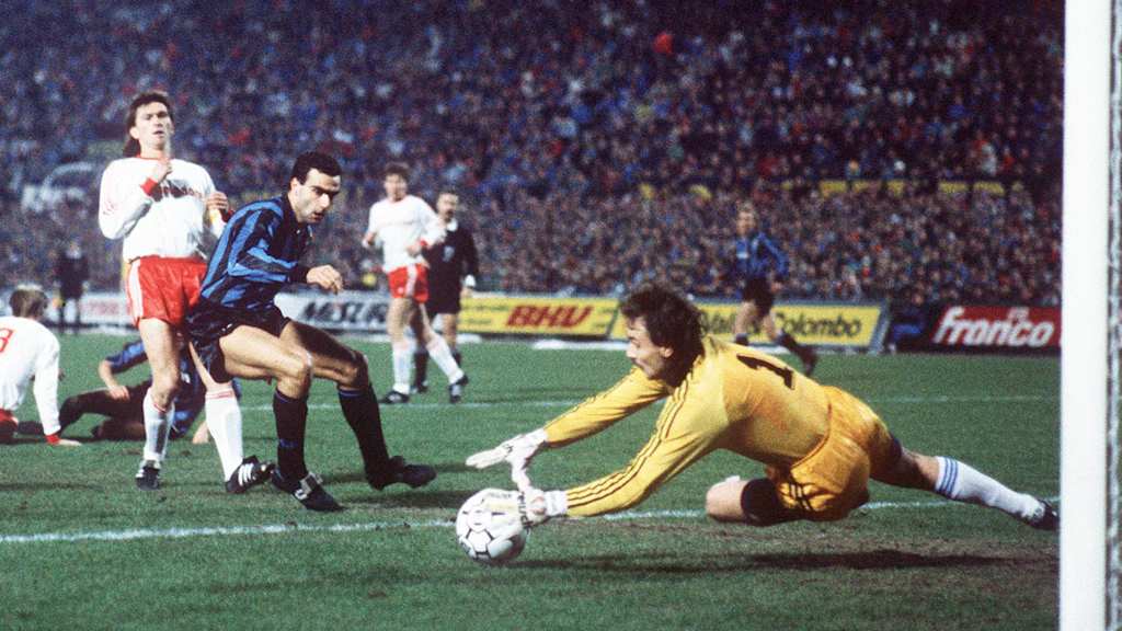 Raimond Aumann (FC Bayern) hält einen Ball gegen Giuseppe Bergomi (Inter Mailand)