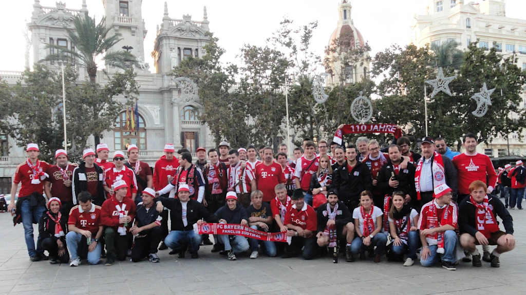 Un grupo de aficionados del Bayern se reúne para una foto de grupo