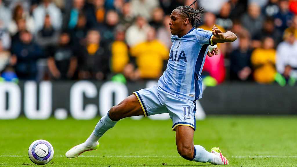 Mathys Tel am Ball beim Tottenham Hotspur Spiel.