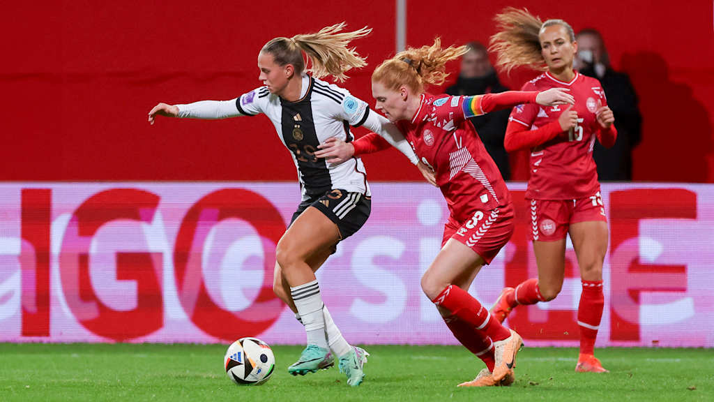Klara Bühl und Stine Ballisager während des Länderspiels zwischen der deutschen und dänischen Nationalmannschaft.