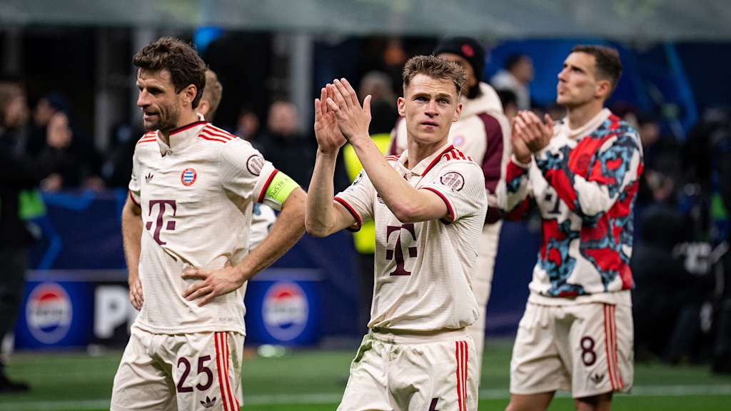 Joshua Kimmich klatscht in Richtung der FC Bayern-Fans in Mailand