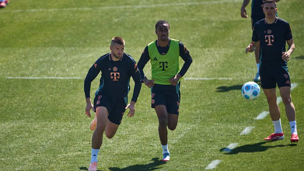 Erc Dier im Laufduell mit Kusi-Asare im Training des FC Bayern