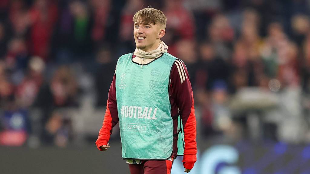 Lennart Karl vor dem Spiel gegen Inter Mailand in der Allianz Arena.