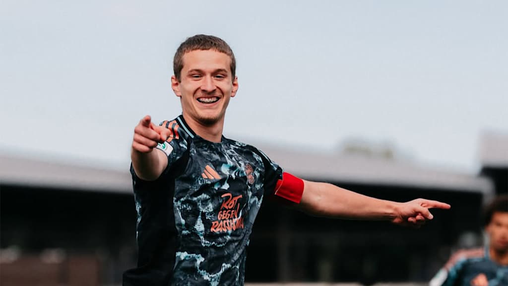 Yll Gashi aus der U17 des FC Bayern jubelt über sein Tor.