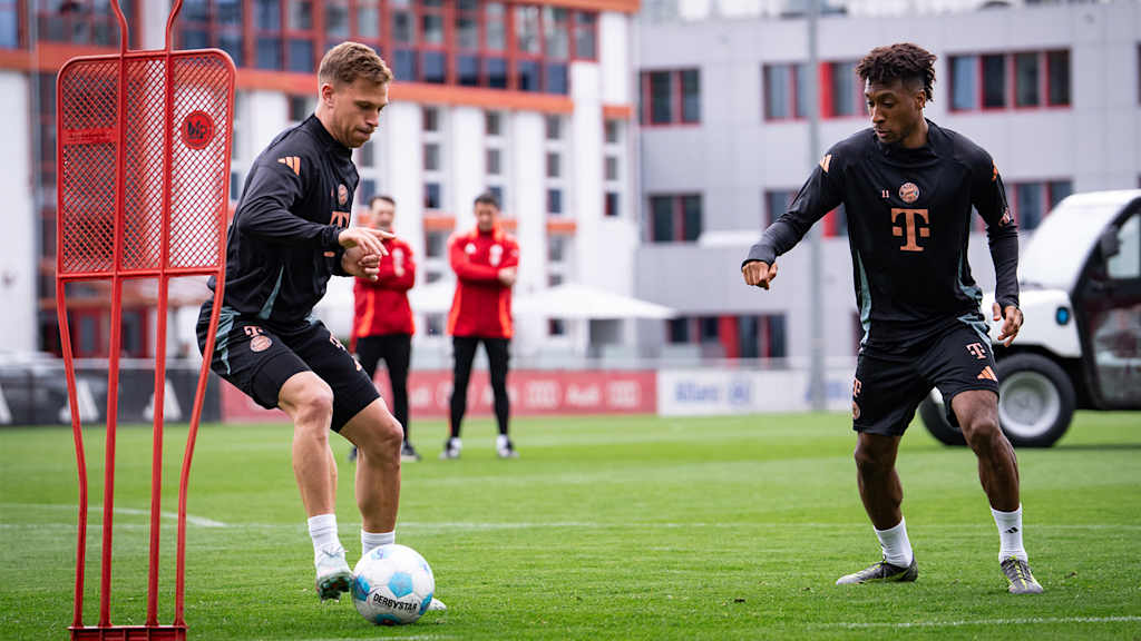 Joshua Kimmich am Ball im Training des FC Bayern