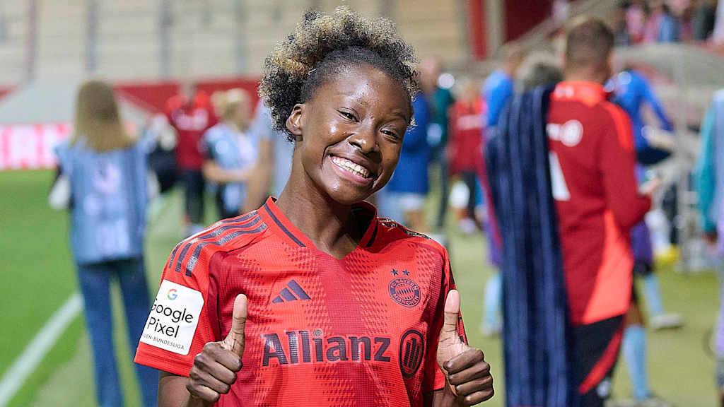 Magou Doucouré lächelnd nach einem Heimspiel der FC Bayern Frauen am FC Bayern Campus.