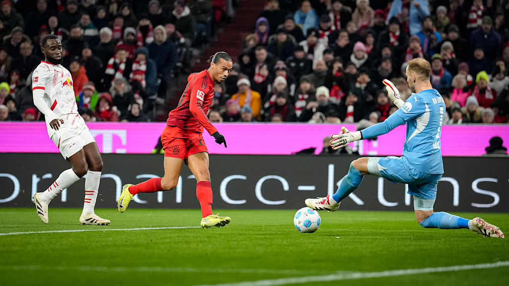 Leroy Sané (FC Bayern) schießt aufs Tor im Bundesliga-Spiel gegen RB Leipzig