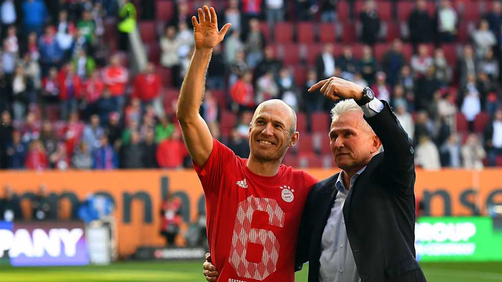 Jupp Heynckes pointing at Arjen Robben after winning the 2018 championship title