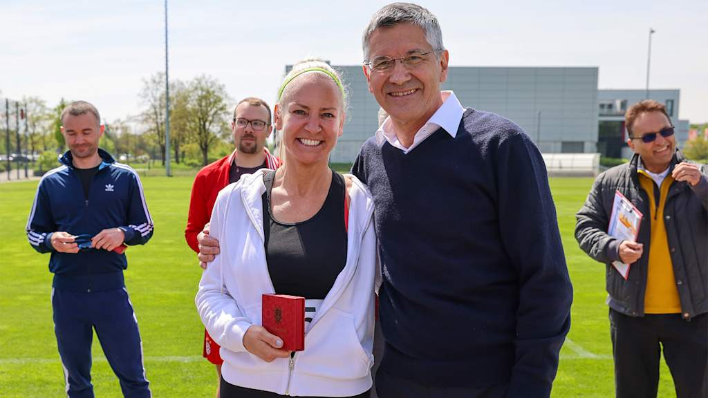 Herbert Hainer umarmt ein Mitglied beim FC Bayern-Event zum Deutschen Sportabzeichen