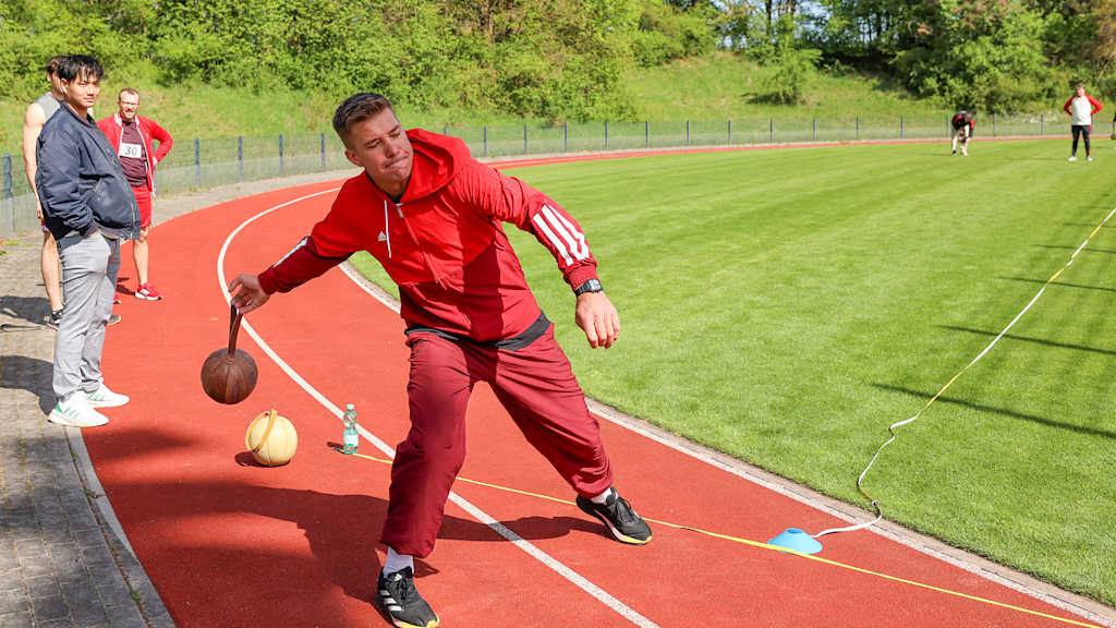 Steffen Hamann beim Schlagball als Teilnehmer beim Deutschen Sportzeichen