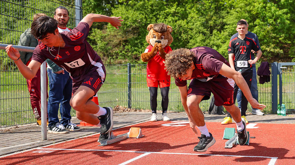 Teilnehmer des FC Bayern beim Deutschen Sportabzeichen starten im Sprint.