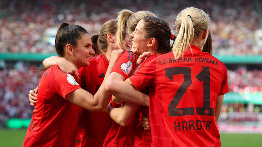 Spielerinnen des FC Bayern bejubeln ein Tor