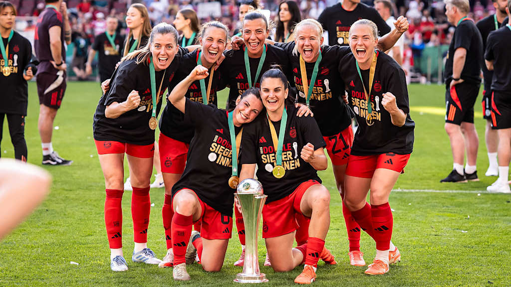 Siegerfoto der FC Bayern Frauen mit dem DFB-Pokal