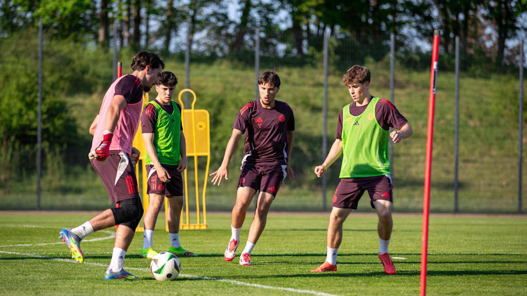 Die FC Bayern U19 beim Training am Campus.