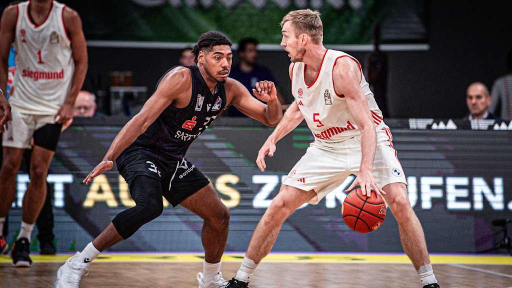 Niels Giffey und Co. treffen auf das Team von Kostja Mushidi (links)