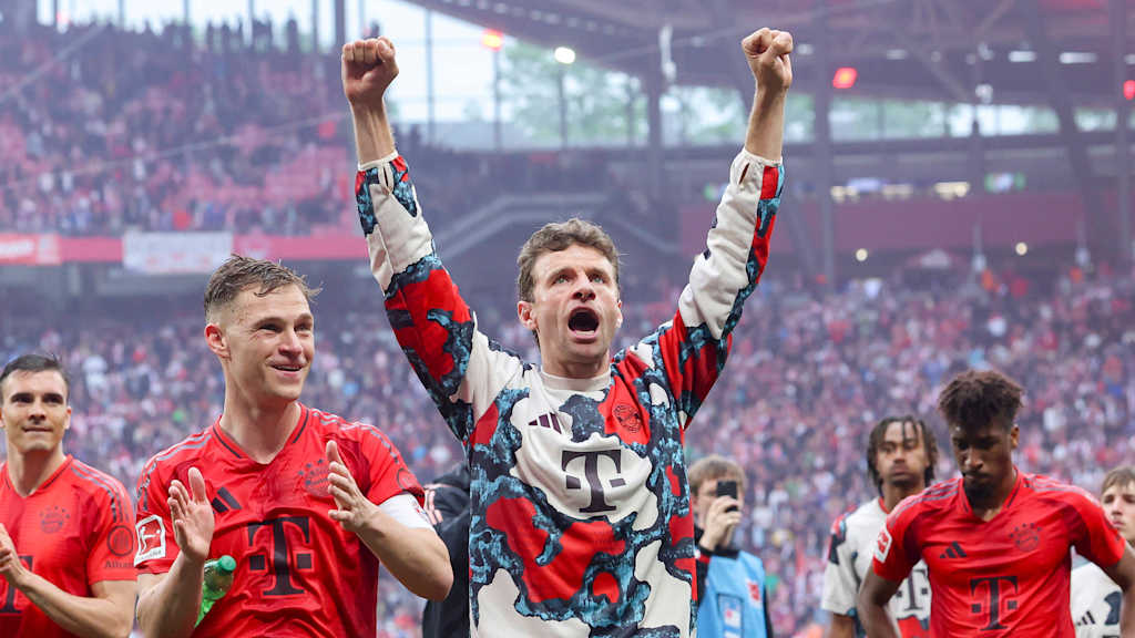 Thomas Müller celebra con el trofeo de campeón