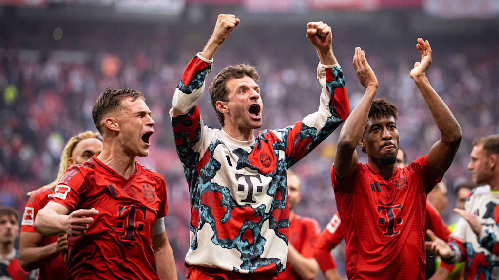 Kimmich, Müller und Coman jubeln in Leipzig mit den Fans nach dem 3:3 des FC Bayern dort.