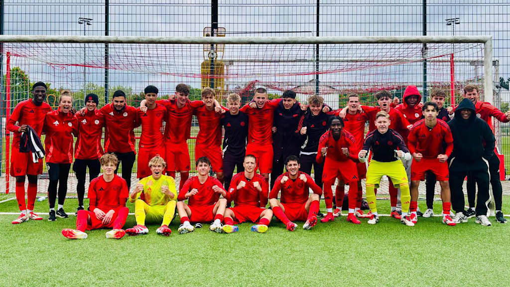 Die U16 bejubelt einen verdienten Heimsieg am Campus.