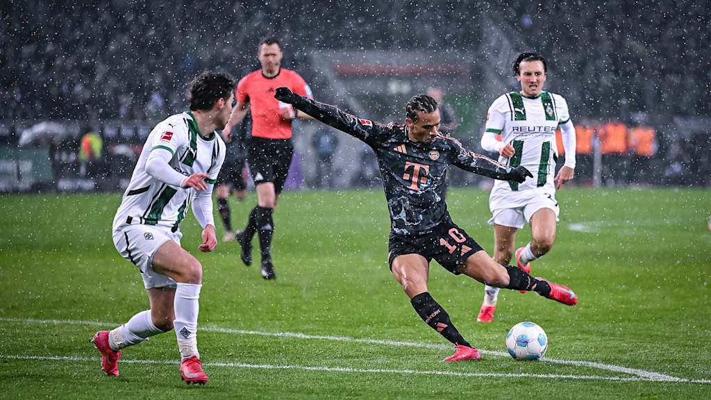 Leroy Sané schießt im Spiel des FC Bayern gegen Borussia Mönchengladbach aufs Tor.