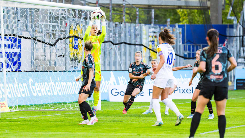 Mala Grohs catches a cross.
