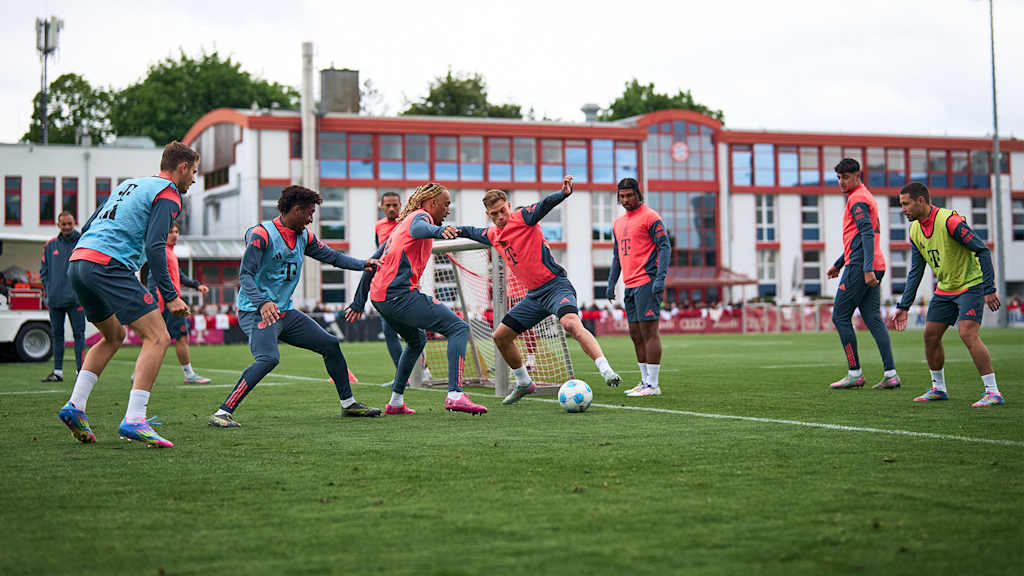Joshua Kimmich im Zweikampf mit Sacha Boey im öffentlichen Training des FC Bayern
