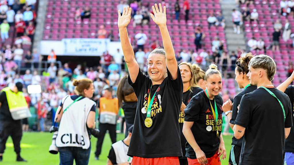 Michelle Ulbrich bejubelt den Sieg des DFB-Pokals in Köln.