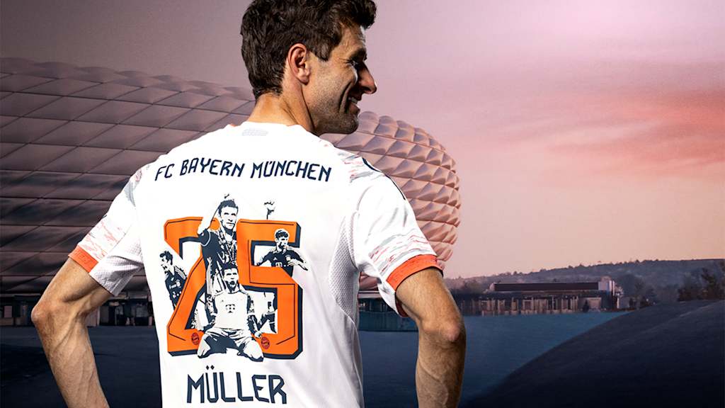 Das neue Auswärtstrikot des FC Bayern für die Saison 2025/26 in Weiß, Grau und leuchtendem Coral.