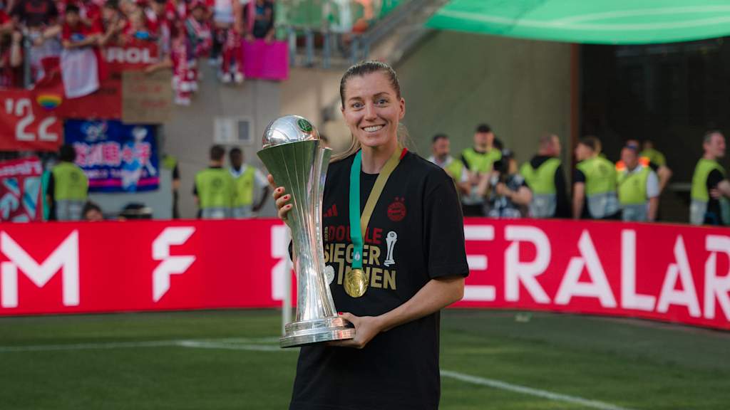 Linda Sembrant hält den DFB-Pokal in den Händen nach dem Endspiel in Köln.