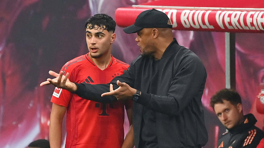 Aleksandar Pavlović bekommt Anweisungen von FCB-Cheftrainer Vincent Kompany.