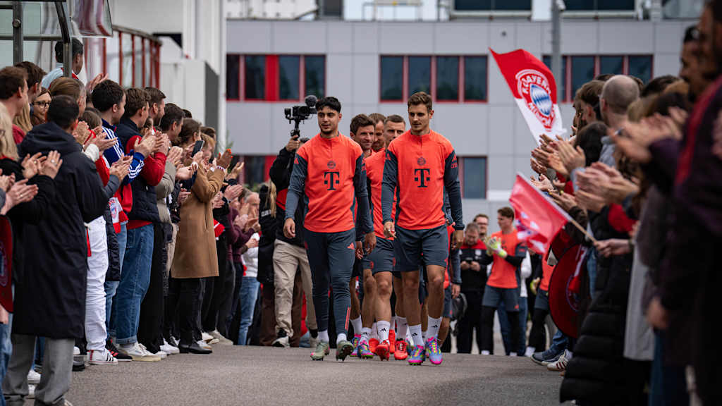Aleksandar Pavlovic and Josip Stanisic walk through the guard of honour.