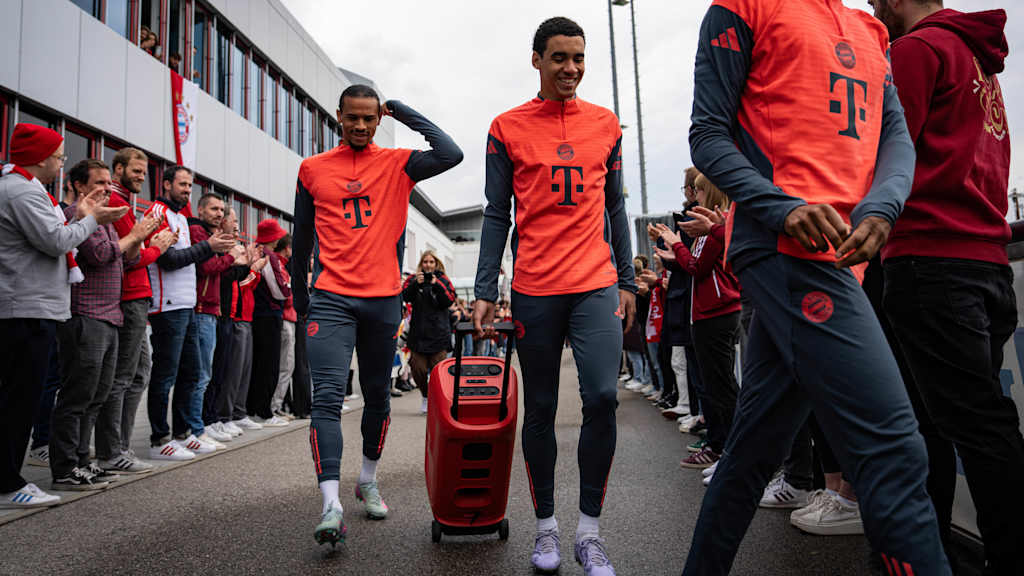 Leroy Sané und Jamal Musiala laufen durchs Spalier.