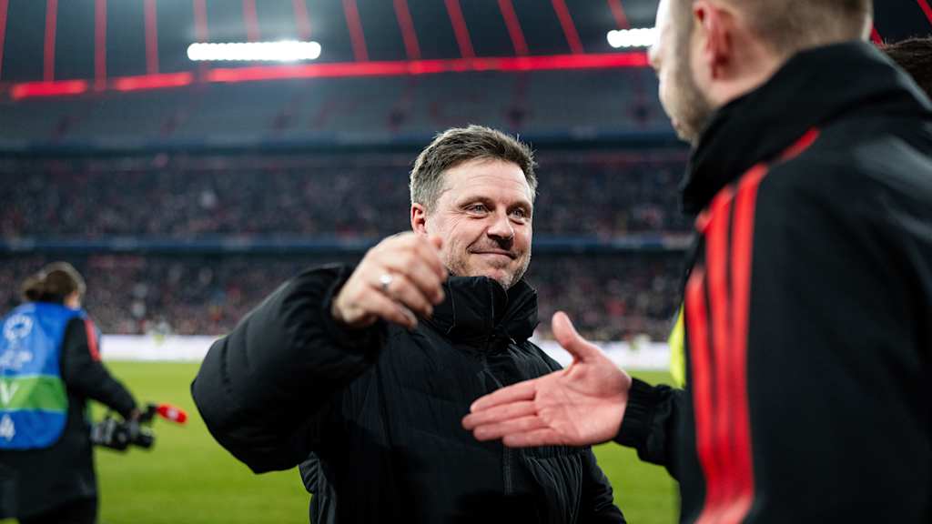 Alexander Straus freut sich nach dem Sieg über den FC Barcelona in der Münchner Allianz Arena.