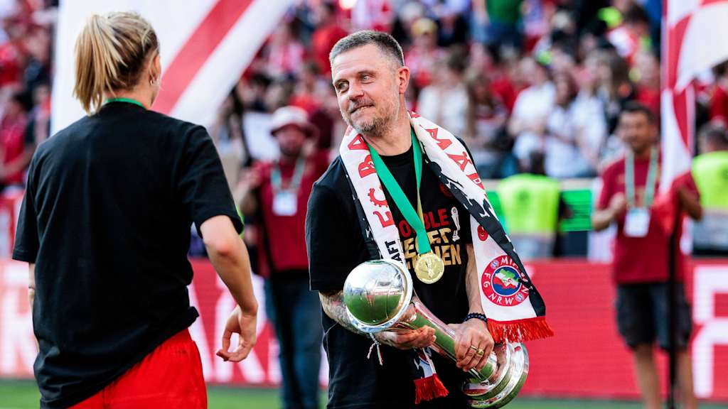 Alexander Straus jubelt mit dem DFB-Pokal im RheinEnergieSTADION von Köln.