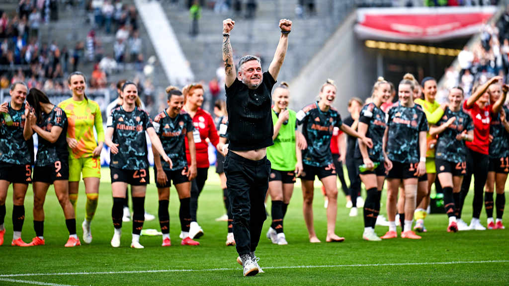 Alexander Straus jubelt mit seiner Mannschaft nach dem Erfolg bei Eintracht Frankfurt.