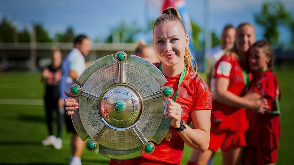 Weronika Zawistowska lächelt mit der Meisterschale in der Hand.