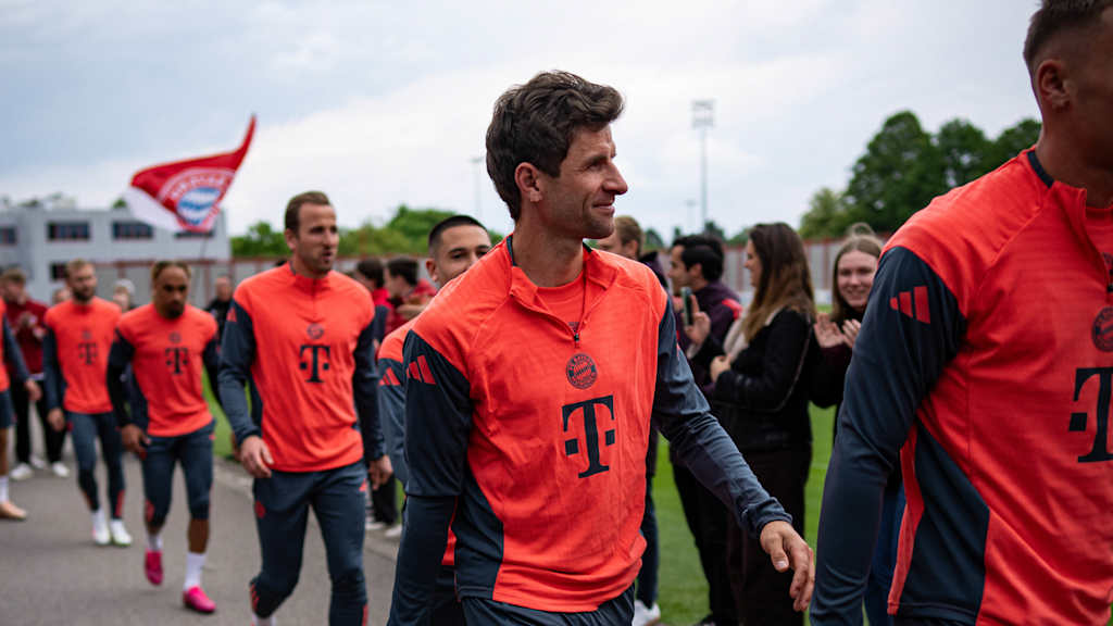 Thomas Müller and the team ahead of training.