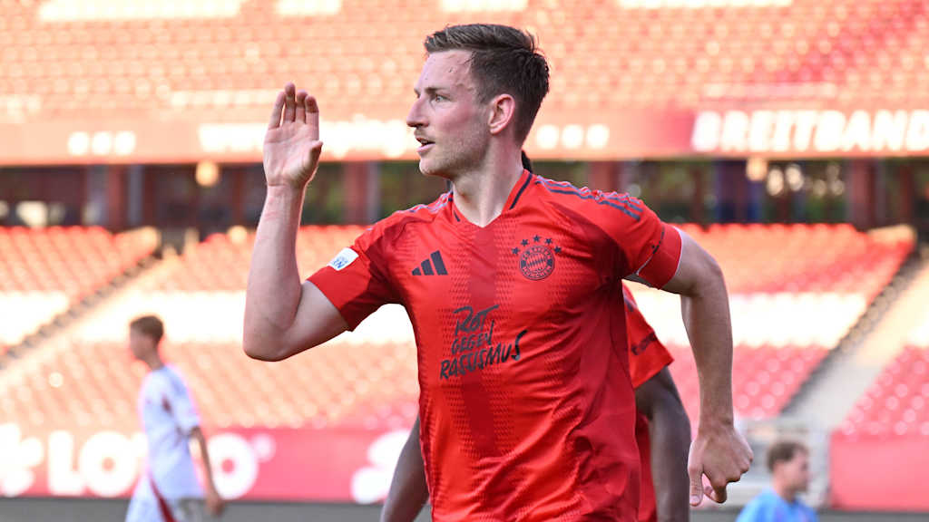 Timo Kern bejubelt einen Treffer im Zuge des Auswärtsspiels beim 1. FC Nürnberg.
