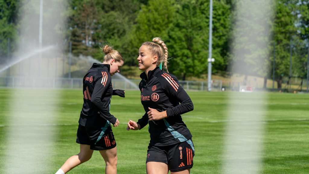 Giulia Gwinn von den FC Bayern Frauen läuft lächelnd über den Trainingsplatz